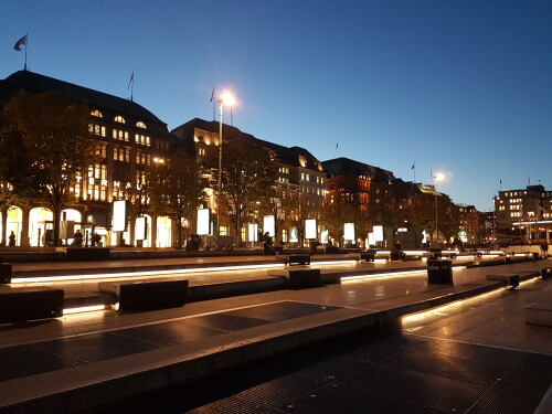 der-jungfernstieg-in-hamburg-bei-nacht.jpg
