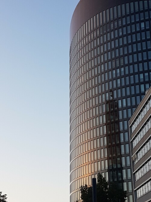 Der RWE Tower ist ein Bürohochhaus auf dem Platz von Amiens in Dortmund mit einer Höhe von 91 Metern (ohne Antenne, mit Antenne 100 m). Er hat 21 Stockwerke und wurde von Gerber Architekten entworfen.