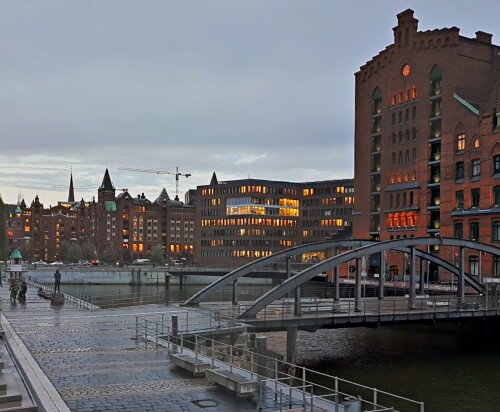 die-hamburger-hafencity-in-der-dammerung.jpg