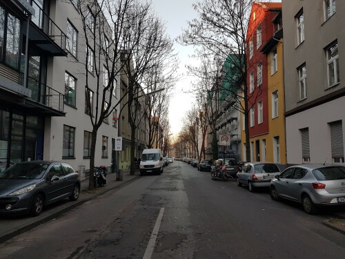 Die Takustraße in Köln-Neuehrenfeld vor der geplanten Straßenraumumgestaltung im Jahr 2017. Der Baubeginn ist für Ende 2017 / Anfang 2018 vorgesehen.

Die Takustraße soll von der Iltisstraße bis zur Subbelrather Straße saniert werden. Dabei soll der Komfort für den Fuß- und Radverkehr deutlich erweitert und die Lebensqualität für den Baumbestand verbessert werden.

Die Fahrbahn soll auf eine Breite von 5,50 Meter reudziert werden, das halbseitige Gehwegparken wird aufgehoben. Die Gehwegbreite soll auf 2,20 Meter wachsen, die Baumbeete sollen vergrößert werden. 42 neuen Fahrradständer (Haarnadeln) sollen 84 Fahrradstellplätze bieten, das Stellplatzangebot von 123 auf 88 reduziert werden.

Informationen bei der Stadt Köln: http://www.stadt-koeln.de/leben-in-koeln/verkehr/umgestaltung-der-takustrasse

Planwerk Iltisstraße bis Dechenstraße PDF, 476 kb: http://www.stadt-koeln.de/mediaasset/content/pdf66/umgestaltung/takustrasse-abschnitt-1-iltisstrasse-dechenstrasse.pdf

Planwerk Dechenstraße bis Takustraße 24 PDF, 472 kb: http://www.stadt-koeln.de/mediaasset/content/pdf66/umgestaltung/takustrasse-abschnitt-2-dechenstrasse-takustrasse24.pdf

Planwerk Takustraße 25 bis Subbelrather Straße PDF, 351 kb: http://www.stadt-koeln.de/mediaasset/content/pdf66/umgestaltung/takustrasse-abschnitt-3-takustrasse-subbelrather-strasse.pdf