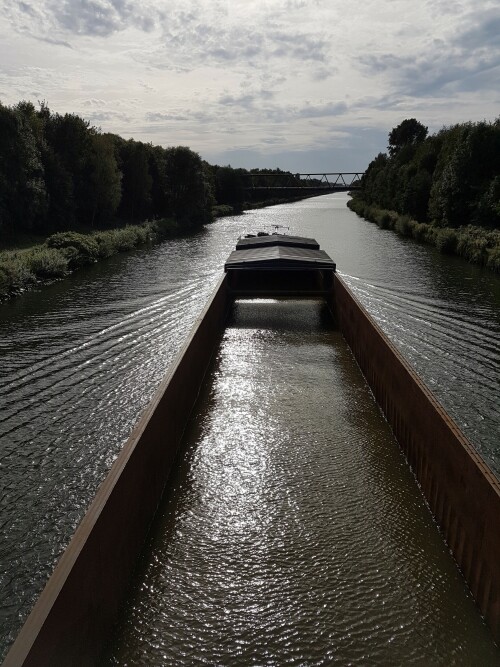 Binnenschiffe müssen im Gegensatz zu Seeschiffen bei Leerfahrten kein Ballastwasser zur Stabilisierung aufnehmen. In manchen Abschnitten von Kanälen und Flüssen sind die Brücken jedoch so niedrig, dass Binnenschiffe mehr Tiefgang benötigen und daher Ballastwasser in den Laderaum füllen.