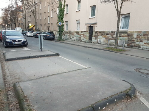 eine-querungshilfe-in-der-takustrasse-in-koln-vor-der-umgestaltung.jpg