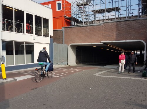 langzaamverkeerspassage-fur-den-fuss-und-radverkehr-durch-den-amsterdamer-hauptbahnhof-1.jpg