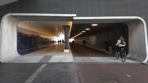 langzaamverkeerspassage-fur-den-fuss-und-radverkehr-durch-den-amsterdamer-hauptbahnhof-3.jpg