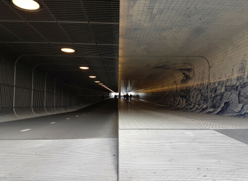 langzaamverkeerspassage-fur-den-fuss-und-radverkehr-durch-den-amsterdamer-hauptbahnhof.jpg