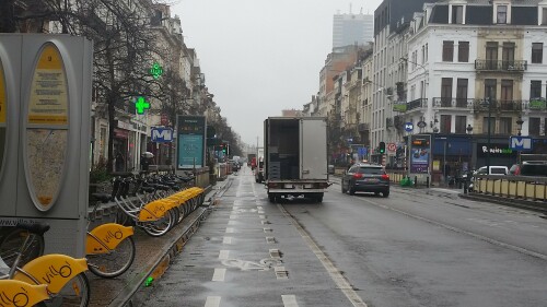 lieferfahrzeug-halt-neben-radfahrstreifen-in-brussel.jpg