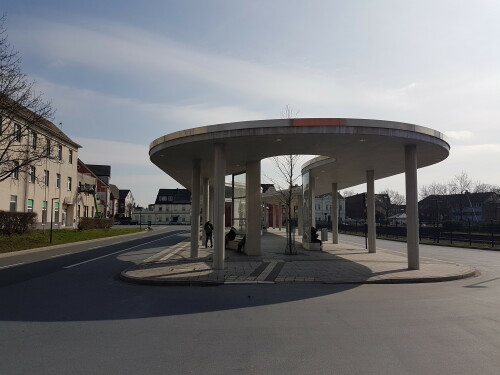 Am Standort des alten Beckumer Busbahnhofs wurde in 14 Monaten Bauzeit von Juni 2012 bis April 2013 ein neuer ZOB errichtet. Der Rendevouz-Bussteig mit fünf Haltestellen wird von einem geschwungenen Dach und fünf ebenfalls geschwungen ausgeführten Wartebereiche geprägt. Markant ist auch das vorgelagerte rote Fahrradparkhaus mit 80 Fahrradanlehnständern und der WC-Anlage.

Ausbauplan: http://bit.ly/2npgmGj

Planung: Architektur Hochbau - Grüttner Architekten / Verkehrsplanung Büro Finger Sundern

An der Einmündung Oelder Straße ist die Errichtung eines Kreisverkehrs geplant.

Planwerk: http://bit.ly/2mXViE7