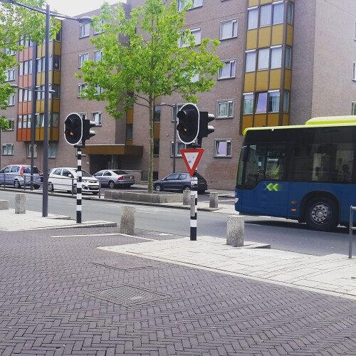 signalgesicherter-ubergang-uber-eine-busspur-im-niederlandischen-almere.jpg