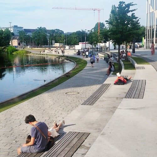 sonne-geniessen-am-wasser-in-nahe-des-ko-bogen-in-dusseldorf.jpg