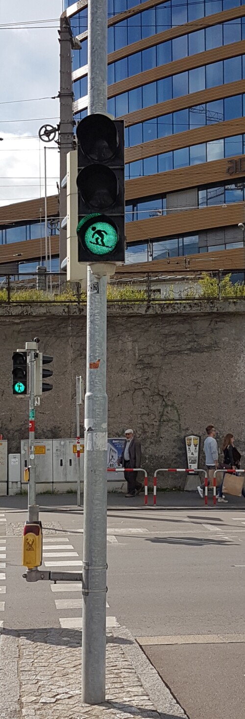 Anlässlich der International Children's Winter Games wurden in Innsbruck 36 Lichtsignalanlagen mit sportlichen Ampelmännchen, wie den abgebildeten Snowboarder versehen.