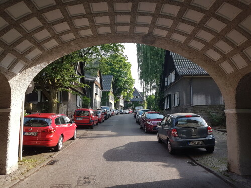 blick-vom-torbogen-in-die-steile-strasse-in-der-margarethenhohe-in-essen.jpg