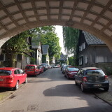 blick-vom-torbogen-in-die-steile-strasse-in-der-margarethenhohe-in-essen