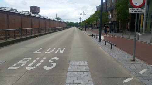 Die Lonnekerspoorlaan quert den neu errichteten Stadtteil Roombeek in Enschede und wird dabei von einem mehrere Meter breiten Zweirichtungsradweg begleitet.