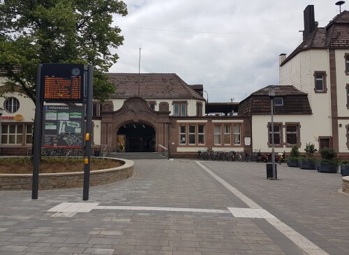 Nach jahrzehntelanger Planung und Diskussion wurde der Vorplatz des Schwerter Bahnhofs umgestaltet. Der Umbau des historischen Bahnhofsgebäudes folgt. Die Kosten des Umbaus betrugen rund 3,7 Millionen Euro.