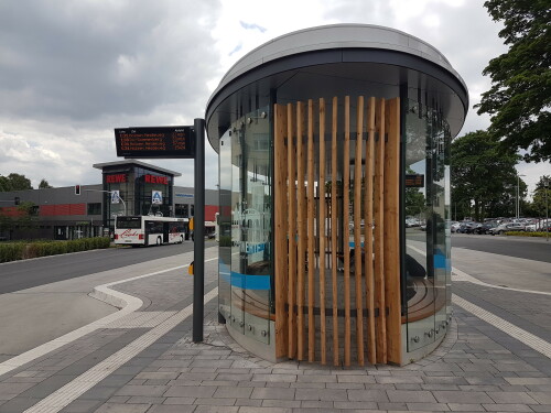 Im Rahmen des Umbaus des Bahnhofsvorplatzes in Schwerte wurde auch der Zentrale Omnibusbahnhof (ZOB) neu errichtet und am 15. Februar 2017 in Betrieb genommen. Die Haltestellen gruppieren sich nun um eine Mittelinsel mit überdachten Wartemöglichkeiten. Eine vollständige Überdachung des Fahrgastbereichs war aus finanziellen Gründen nicht möglich.

Bild vor dem Umbau: http://www.lokalkompass.de/schwerte/politik/auch-in-zukunft-steht-man-am-busbahnhof-in-58239-schwerte-hansestadt-an-der-ruhr-im-regen-bzw-schnee-m2067376,388243.html