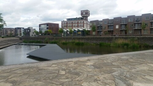 der-platz-stroinksbleek-mit-grosser-wasserflache-und-freitreppe-in-enschede-roombeek-nl-1.jpg