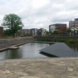 der-platz-stroinksbleek-mit-grosser-wasserflache-und-freitreppe-in-enschede-roombeek-nl-2