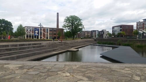 der-platz-stroinksbleek-mit-grosser-wasserflache-und-freitreppe-in-enschede-roombeek-nl.jpg