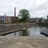 der-platz-stroinksbleek-mit-grosser-wasserflache-und-freitreppe-in-enschede-roombeek-nl