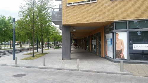 Der 13. Mai 2000 war ein schwarzer Tag in der niederländischen Stadt Enschede. Mitten im Stadtteil Roombeek explodierte die Feuerwerkfabrik S. E. Fireworks. 177 Tonnen Feuerwerkskörper legten das ganze Stadtquartier in Trümmer.

23 Menschen – darunter vier Feuerwehrmänner – starben, 947 Menschen wurden verletzt. 1.500 Wohngebäude wurden durch die Explosion beschädigt oder gerieten durch umherfliegende Feuerwerkskörper in Brand. 200 Wohnhäuser wurden vollständig zerstört und rund 300 als unbewohnbar erklärt. Darüber hinaus wurden über 100 Betriebe beschädigt. In nur einer Stunde verlieren mehr als 1.250 Einwohner ihr Zuhause.

Etwa zwei Drittel des 65 Hektar großen Stadtviertels, welches nördlich an den Hauptbahnhof und die Innenstadt anschließt, waren durch die Explosion betroffen. Mit der Katastrophe waren jedoch auch Chancen und Entwicklungspotenziale verbunden, welche einen Neuanfang für das durch die sterbende Textilindustrie geprägte Quartier bedeuten.

Der für den Wiederaufbau entwickelte Masterplan von Pi de Bruijn (de Architecten Cie. aus Amsterdam - www.cie.nl/projects/53 | Video: https://vimeo.com/51809482) verkörpert eine State of the Art-Stadtplanung. Die 1350 neu errichteten Wohnungen befinden sich in einem durchmischten Gebiet, welches durch kulturelle Angebote, Geschäfte und soziale Einrichtungen ergänzt wird. Freiräume, Wasser und Grün spielen ebenfalls eine große Rolle.

Dabei hat Pi de Bruijn den Einwohnern große Freiheit gelassen, selbst zu bestimmen, wie ihre Nachbarschaft aussehen soll. Üblicherweise macht die niederländische Stadtplanung vergleichsweise viele Vorgaben und lässt wenige Freiheiten. In Roombeek konnten rund 50 Prozent der Einwohner ihre neuen Wohngebäude vollkommen frei entwerfen, nur für die Bereiche an den Hauptverkehrsachsen wurden strengere Vorgaben gemacht. Das Straßennetz wurde exakt in der Form wieder aufgebaut, in der es vor der Explosion existierte. Dies sollte den ehemaligen Bewohnern ein rasches Ankommen und Einleben ermöglichen. Zudem wurde versucht, die vereinzelten noch stehenden Gebäude, soweit es geht, zu sichern und weiterzuentwickeln.