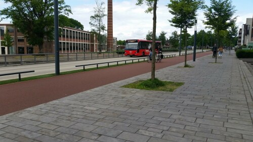 Der 13. Mai 2000 war ein schwarzer Tag in der niederländischen Stadt Enschede. Mitten im Stadtteil Roombeek explodierte die Feuerwerkfabrik S. E. Fireworks. 177 Tonnen Feuerwerkskörper legten das ganze Stadtquartier in Trümmer.

23 Menschen – darunter vier Feuerwehrmänner – starben, 947 Menschen wurden verletzt. 1.500 Wohngebäude wurden durch die Explosion beschädigt oder gerieten durch umherfliegende Feuerwerkskörper in Brand. 200 Wohnhäuser wurden vollständig zerstört und rund 300 als unbewohnbar erklärt. Darüber hinaus wurden über 100 Betriebe beschädigt. In nur einer Stunde verlieren mehr als 1.250 Einwohner ihr Zuhause.

Etwa zwei Drittel des 65 Hektar großen Stadtviertels, welches nördlich an den Hauptbahnhof und die Innenstadt anschließt, waren durch die Explosion betroffen. Mit der Katastrophe waren jedoch auch Chancen und Entwicklungspotenziale verbunden, welche einen Neuanfang für das durch die sterbende Textilindustrie geprägte Quartier bedeuten.

Der für den Wiederaufbau entwickelte Masterplan von Pi de Bruijn (de Architecten Cie. aus Amsterdam - www.cie.nl/projects/53 | Video: https://vimeo.com/51809482) verkörpert eine State of the Art-Stadtplanung. Die 1350 neu errichteten Wohnungen befinden sich in einem durchmischten Gebiet, welches durch kulturelle Angebote, Geschäfte und soziale Einrichtungen ergänzt wird. Freiräume, Wasser und Grün spielen ebenfalls eine große Rolle.

Dabei hat Pi de Bruijn den Einwohnern große Freiheit gelassen, selbst zu bestimmen, wie ihre Nachbarschaft aussehen soll. Üblicherweise macht die niederländische Stadtplanung vergleichsweise viele Vorgaben und lässt wenige Freiheiten. In Roombeek konnten rund 50 Prozent der Einwohner ihre neuen Wohngebäude vollkommen frei entwerfen, nur für die Bereiche an den Hauptverkehrsachsen wurden strengere Vorgaben gemacht. Das Straßennetz wurde exakt in der Form wieder aufgebaut, in der es vor der Explosion existierte. Dies sollte den ehemaligen Bewohnern ein rasches Ankommen und Einleben ermöglichen. Zudem wurde versucht, die vereinzelten noch stehenden Gebäude, soweit es geht, zu sichern und weiterzuentwickeln.