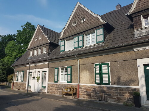 die-margarethenhohe-in-essen-freistehende-hauser-wurden-im-laufe-der-zeit-zu-reihenhausern-verbunden.jpg