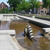 ein-urbaner-spielplatz-mit-wasserelementen-zum-spielen-in-enschede-nl-1