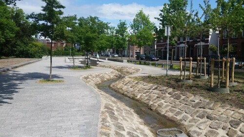 ein-urbaner-spielplatz-mit-wasserelementen-zum-spielen-in-enschede-nl.jpg