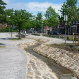 ein-urbaner-spielplatz-mit-wasserelementen-zum-spielen-in-enschede-nl