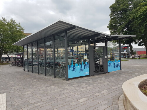 Nach jahrzehntelanger Planung und Diskussion wurde der Vorplatz des Schwerter Bahnhofs umgestaltet. Im Rahmen der Umbaumaßnahmen wurden auch die Radabstellanlagen erneuert. Statt Fahrradboxen wurde eine kleine Radstation errichtet.

Der Umbau des historischen Bahnhofsgebäudes folgt. Die Kosten des Umbaus betrugen rund 3,7 Millionen Euro.