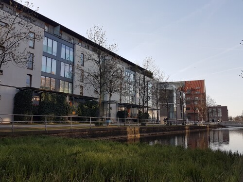 gracht-in-nahe-des-duisburger-innenhafens-als-stadtebauliches-und-wassertechnisches-element.jpg