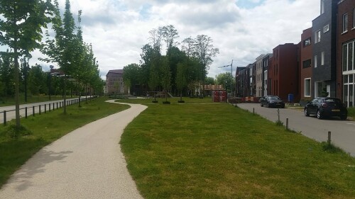 grunflache-mit-integriertem-spielplatz-in-enschede-boddenkamp-nl.jpg