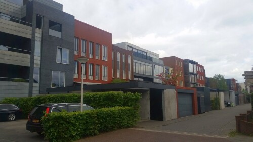 hinter-townhouses-versteckt-befinden-sich-die-privaten-garten-und-stellplatze-in-enschede-roombeek-nl.jpg