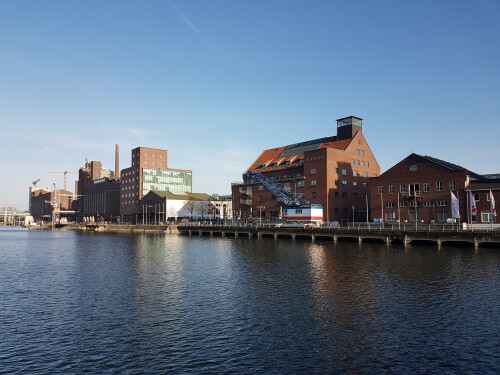 innenhafen-duisburg-von-einer-brachflache-zu-einem-ort-fur-arbeiten-wohnen-kultur-und-freizeit-am-wasser-1.jpg