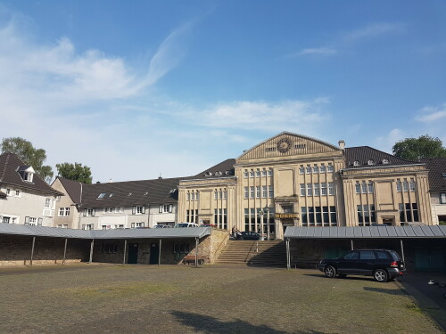 kleiner-markt-mit-dem-kaufhaus-der-ehemaligen-kruppschen-konsumanstalt-auf-der-margarethenhohe-in-essen-erbaut-19111912.jpg
