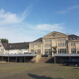 kleiner-markt-mit-dem-kaufhaus-der-ehemaligen-kruppschen-konsumanstalt-auf-der-margarethenhohe-in-essen-erbaut-19111912
