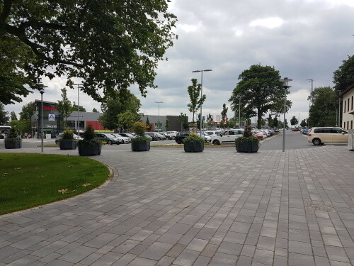 Nach jahrzehntelanger Planung und Diskussion wurde der Vorplatz des Schwerter Bahnhofs umgestaltet. Westlich des Bahnhofsvorplatzes wurde eine neue Parkierungsanlage mit 128 Parkplätzen gebaut.

Der Umbau des historischen Bahnhofsgebäudes folgt. Die Kosten des Umbaus betrugen rund 3,7 Millionen Euro.