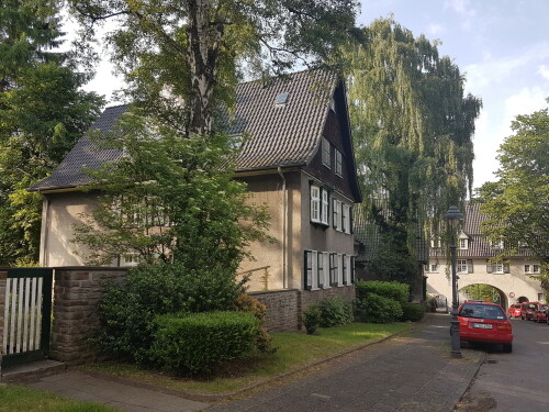 steile-strasse-mit-blick-auf-das-torhaus-in-der-margarethenhohe-in-essen.jpg