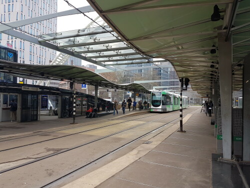 strassenbahnhaltestelle-am-bahnhof-rotterdam-blaak.jpg