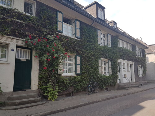 wein-und-rosenberanktes-reihenhaus-in-der-margarethenhohe-in-essen.jpg