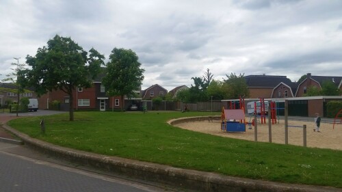 wohnhof-mit-spielplatz-in-enschede-roombeek-nl.jpg