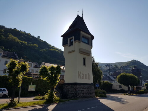 Der Pegelturm des Pegel Kaub, welcher für die Rheinschifffahrt als Rechengröße von zentraler Bedeutung ist. Besonders bei Niedrigwasser bemisst der Pegel die mögliche Ladetiefe und damit die Tauchtiefe des Schiffes. Man lädt so beispielsweise 80 bis 120 cm auf den Pegel Kaub je nach Risikobereitschaft und Pegeltendenz (steigend oder fallend).