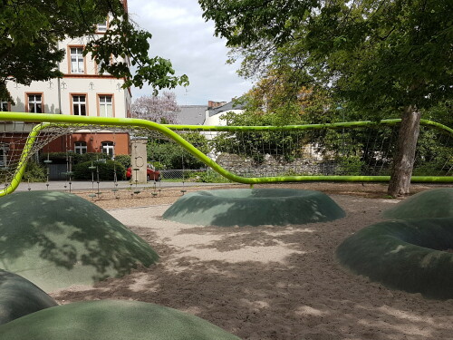 gummigranulat-hugel-auf-dem-spielplatz-schulberg-in-wiesbaden.jpg