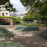 gummigranulat-hugel-auf-dem-spielplatz-schulberg-in-wiesbaden