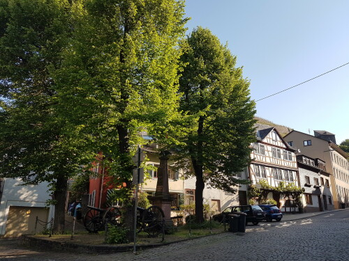 Der Kauber Marktplatz mit Kanonen als Dekoration.