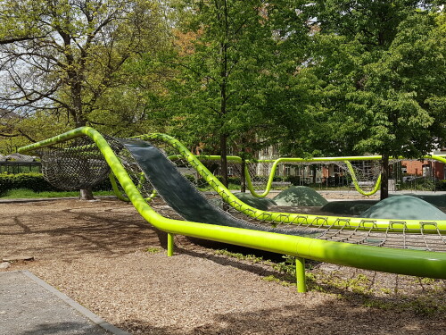 Der Kinderspielplatz "Am Schulberg" über dem Römertor in Wiesbaden wurde bis 2011 neugestaltet. Markant ist die Spielskulptur - ein "Loop", der die Idee des „Endlos spielens“ über einen fortlaufenden Spielweg für ältere Kinder umsetzt. Das durchgängige Kletterseilnetz verbindet die Spielstationen miteinander. Das wartungsarme Spielelement nimmt die Form des historischen Fünfecks von Wiesbaden auf.

Das zweite Element des Spielplatzes ist eine modellierte Spiellandschaft aus weichen Gummigranulat-Hügeln und Gummigranulat-Ringen, welche die Bestandsbäume umrahmen. Zwischen den Hügeln ist Spielsand. Dieser Bereich bietet sich besonders für jüngere Kinder zum Buddeln, Bauen und Klettern an.

Um den Spielplatz verläuft ein Boulevard als breiter Weg mit Bänken. Diese ermöglichen das Aufpassen auf die Kinder wie auch einen Blick über die Stadt auf die Marktkirche.

Der Spielplatz wurde vom Bund Deutscher Architekten als "Große Häuser, kleine Häuser - Ausgezeichnete Architektur in Hessen" 2008-2013 ausgezeichnet.