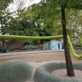 sandflache-und-gummigranulat-hugel-auf-dem-spielplatz-schulberg-in-wiesbaden