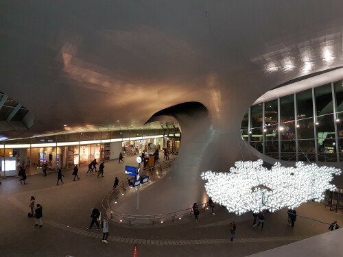 bahnhofshalle-mit-der-schiffsschraube-in-arnhem-centraal.jpg