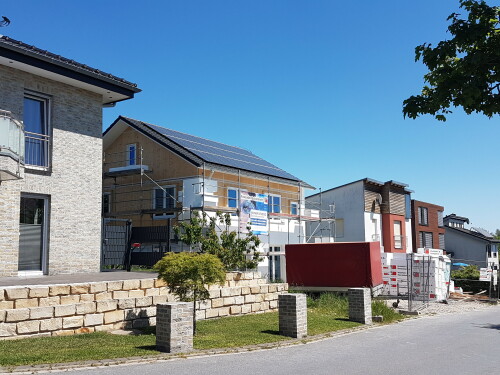 dammung-eines-holzhauses-und-pv-kollektoren.jpg