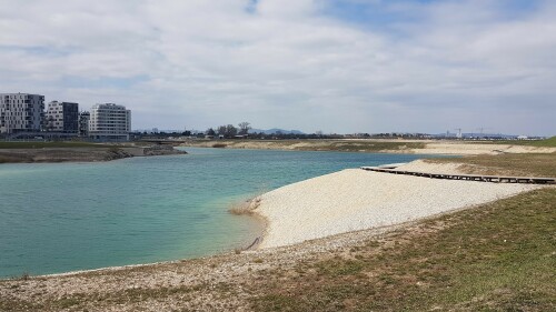 der-see-der-seestadt-aspern-mit-erster-bebauung-am-sudufer.jpg